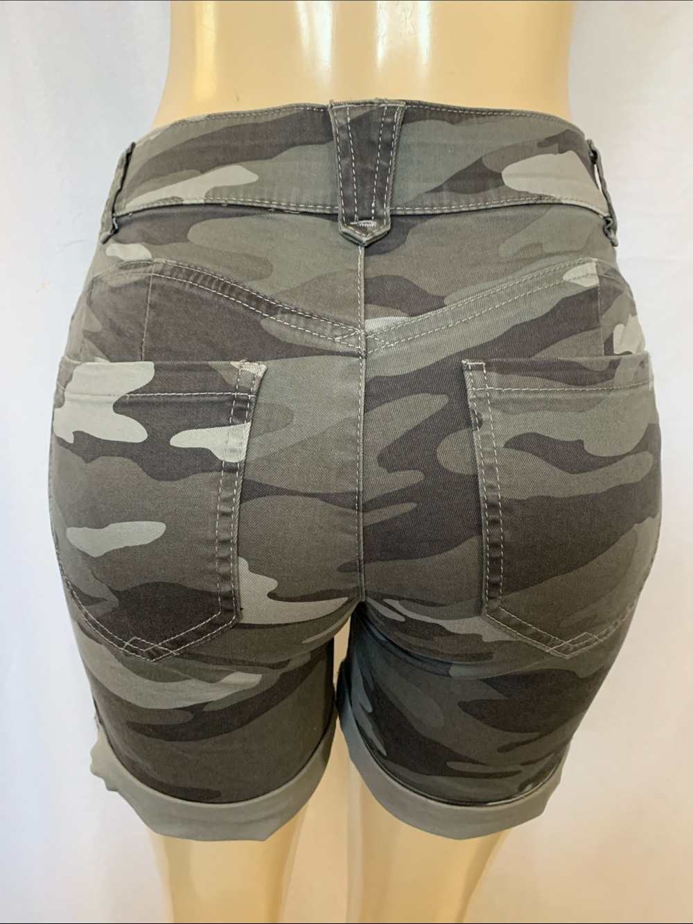 DEMOCRACY Women’s Camo Roll-Cuff Shorts Size 4 Green Camouflage NWT - Picture 6 of 7
